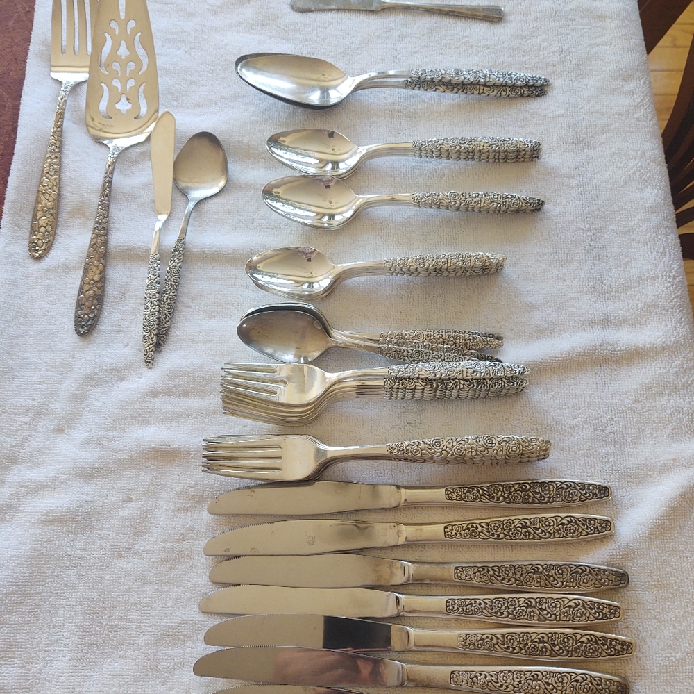 Flowered / rose pattern Silver plated flatware - Picture 1 of 5
